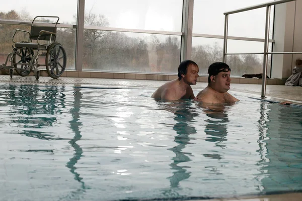 Dva Muži Bazénu — Stock fotografie