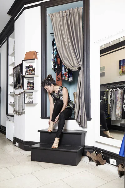 Mulher Madura Boutique Moda Experimentando Sapatos — Fotografia de Stock