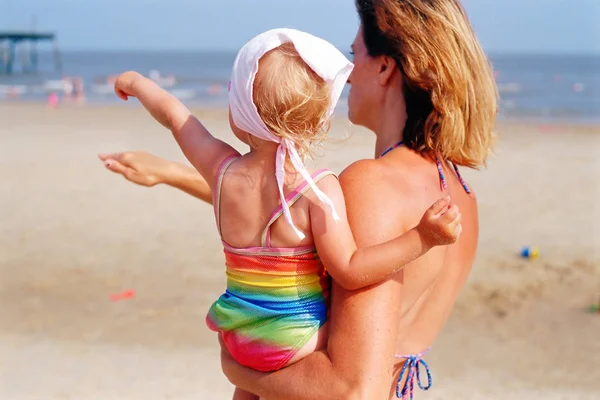 Frau Trägt Kleinkind Strand — Stockfoto