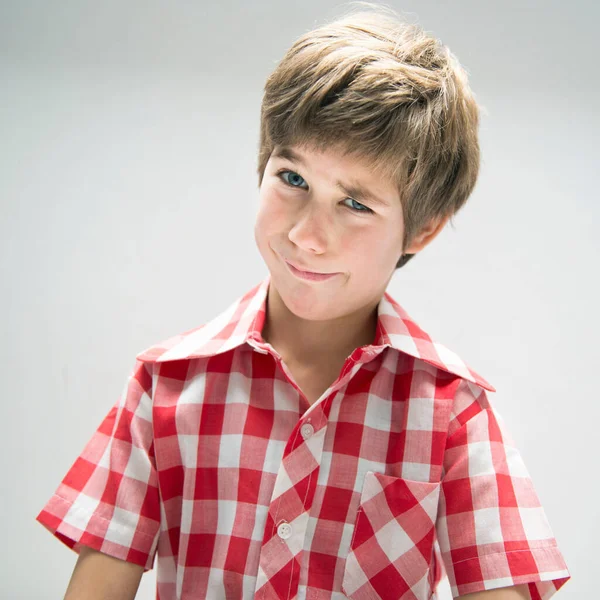 Pojke Som Gör Förvirrat Ansikte — Stockfoto