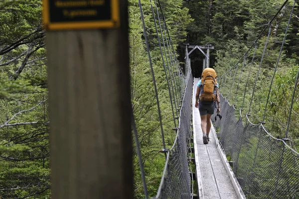 ニュージーランドの歩道橋を渡る女性 — ストック写真