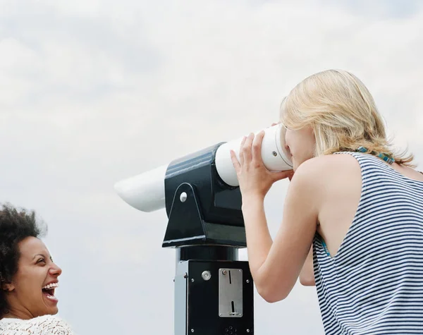 Jeune Femme Regardant Travers Télescope — Photo