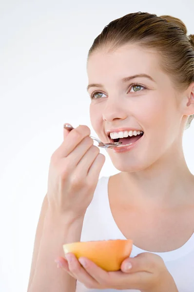 Mulher Comendo Toranja Isolado Fundo Branco — Fotografia de Stock