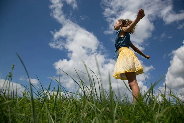 Ragazza Adolescente Piedi Con Braccia Tese Campo — Foto Stock