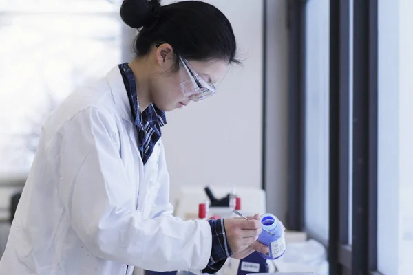 Cientista Que Trabalha Laboratório — Fotografia de Stock