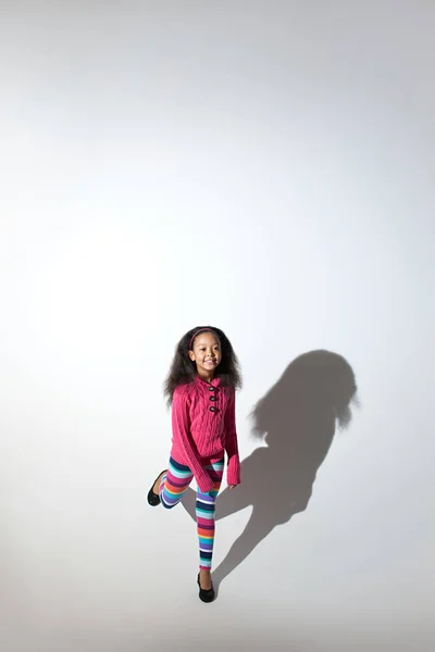 Дівчина Стоїть Одній Нозі Тіні — стокове фото