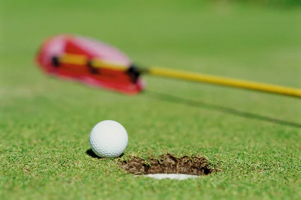 Pelota Golf Lado Del Agujero —  Fotos de Stock