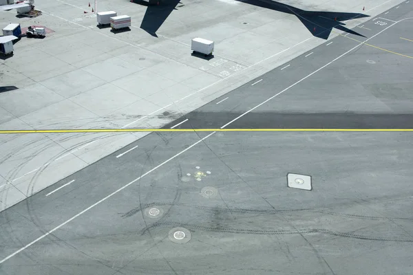 Vliegveld Landingsbaan Met Schaduw Van Het Vliegtuig — Stockfoto