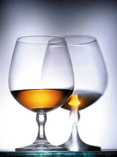 Bril Cognac Geïsoleerd Witte Achtergrond — Stockfoto