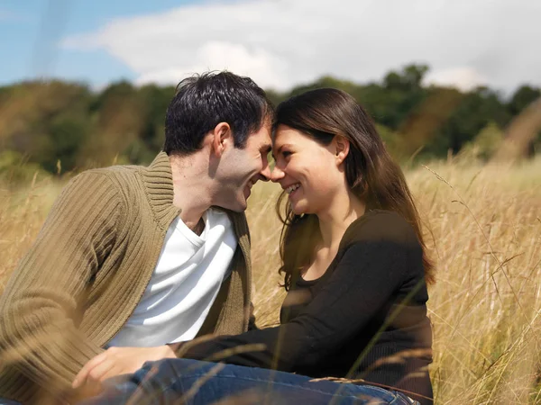 Young Couple Kissing Field — Stock Photo, Image