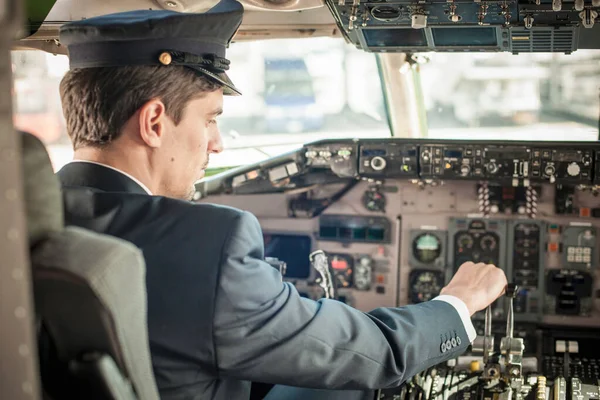 Manlig Pilot Cockpit För Flygplan — Stockfoto