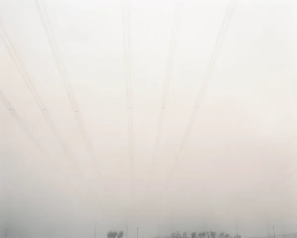 霧の中の架線 — ストック写真