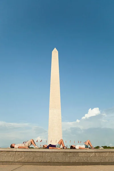 Vänner Som Ligger Vid Washington Monument — Stockfoto