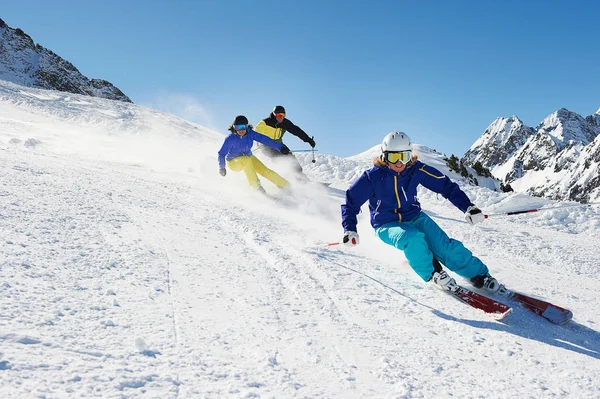 Tres Esquiadores Van Cuesta Abajo — Foto de Stock