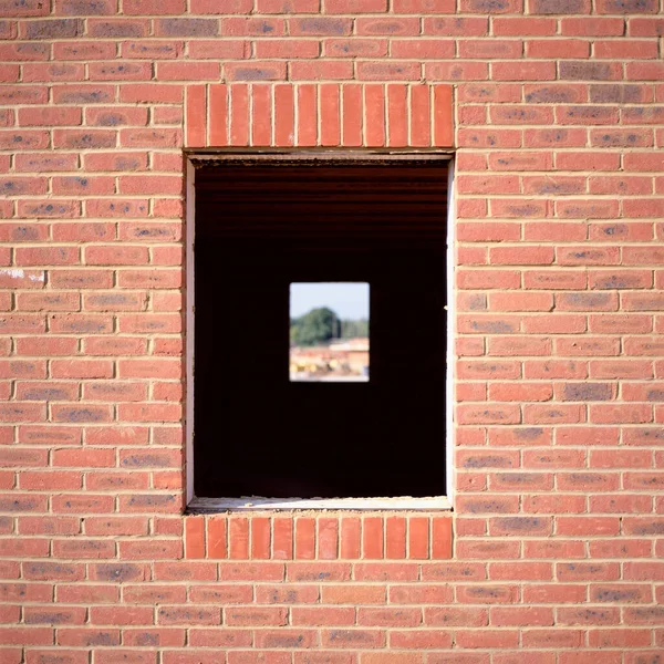 Tegelvägg Med Fönster — Stockfoto