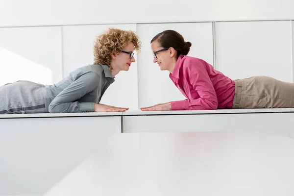 Two Women Lying Desk Face Face — Stock Photo, Image