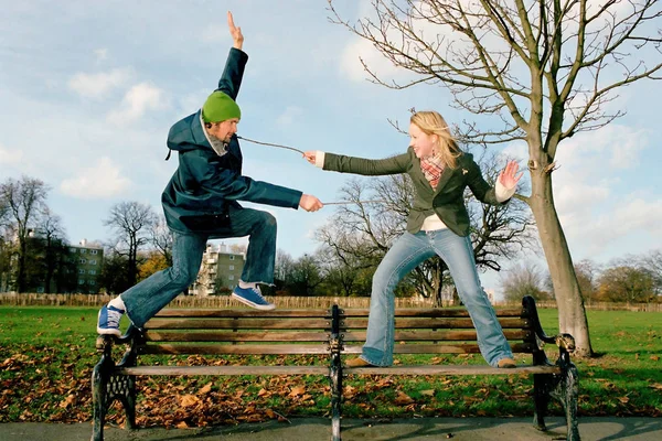 Pareja Jugando Banco Del Parque — Foto de Stock