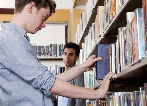 Student Selecteren Boek Bibliotheek — Stockfoto
