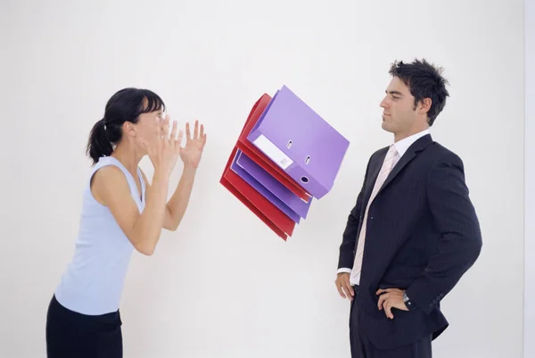 Mujer Lanzando Carpetas Hombre — Foto de Stock