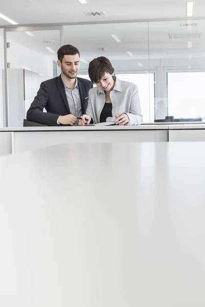 Empresarios Pie Haciendo Papeleo Oficina — Foto de Stock