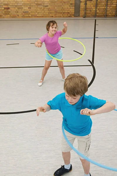 Crianças Brincando Com Hula Hoops — Fotografia de Stock