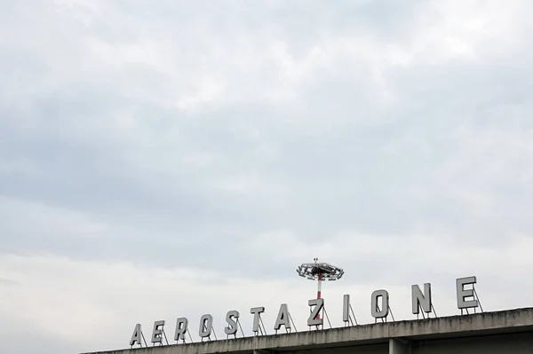 Terminal Del Aeropuerto Con Cielo Azul — Foto de Stock