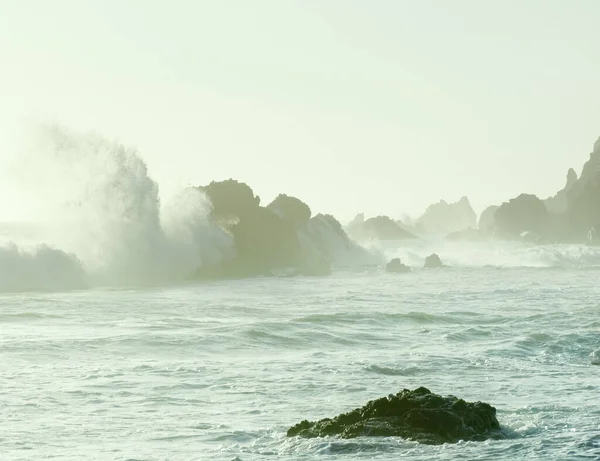Вид на океанские волны и скальные образования, Биг-Сур, Калифорния, США — стоковое фото