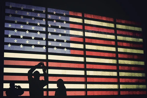 Lidé Fotografovat Osvětlené Americké Vlajky Times Square New York Usa — Stock fotografie