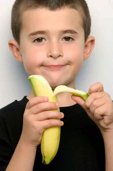 Rapaz Descascando Uma Banana — Fotografia de Stock