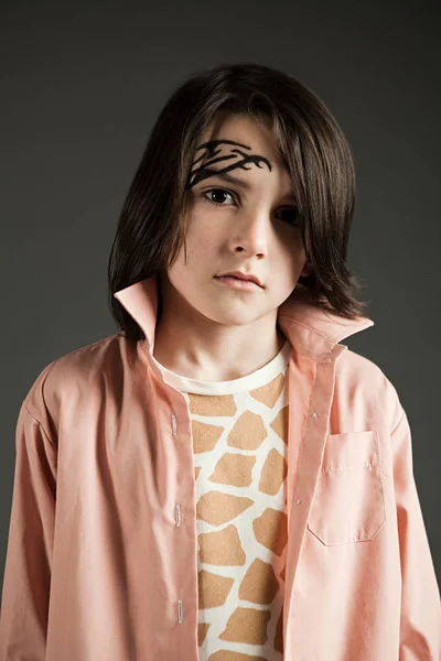Ung Pojke Vardagskläder Och Ansiktsfärg — Stockfoto