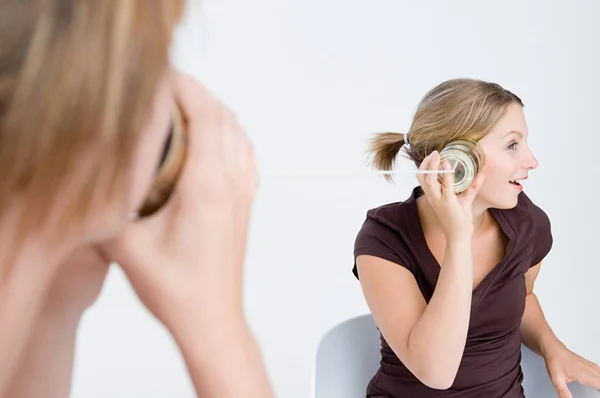 Les Femmes Utilisant Étain Peuvent Téléphone — Photo