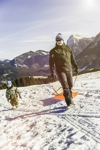 Mężczyzna Ciągnący Sanki Śniegu Achenkirch Tyrol Austria — Zdjęcie stockowe