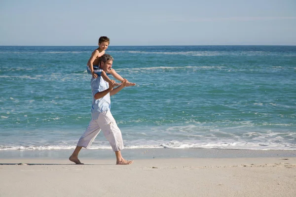 Ragazzo Sulle Spalle Padri Riva Mare — Foto Stock