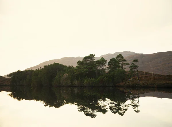 Utsikt Över Lugn Sjö Och Träd North West Highlands Skottland — Stockfoto