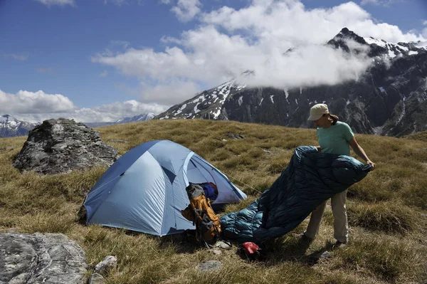 Metà Adulta Campeggio Donna Montagna Nuova Zelanda — Foto Stock