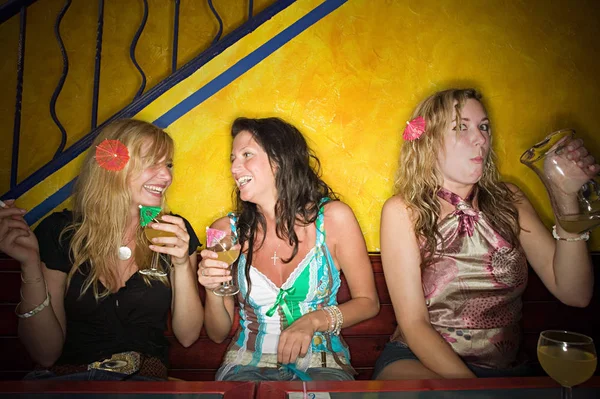 Mujeres Bebiendo Bar — Foto de Stock