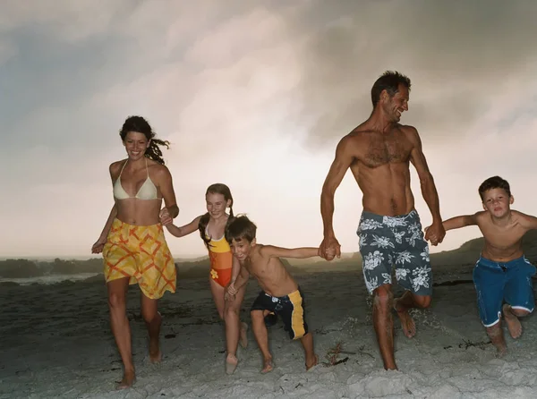 Familie Läuft Strand — Stockfoto