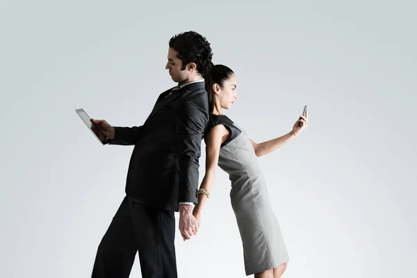 Business Couple Using Cell Phone Digital Tablet Back Back — Stock Photo, Image