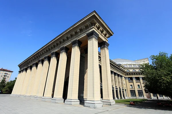Новосибирская Опера Над Небом — стоковое фото