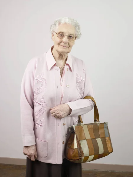 Senior Mulher Com Uma Bolsa — Fotografia de Stock