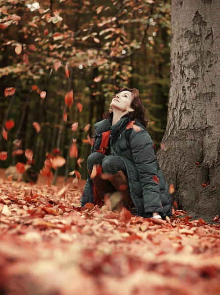 Frau Wirft Herbstblätter Wald Dyrehaven Kopenhagen Dänemark — Stockfoto