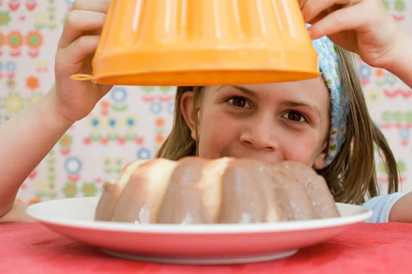 Meisje Tillen Deksel Van Blancmange — Stockfoto