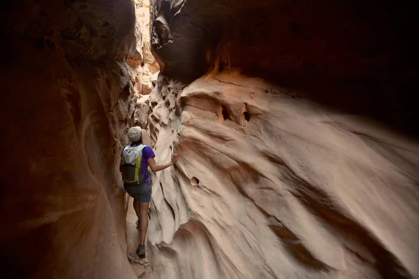 Caminhante Explorando Little Wild Horse Bell Canyon Loop Goblin Valley — Fotografia de Stock