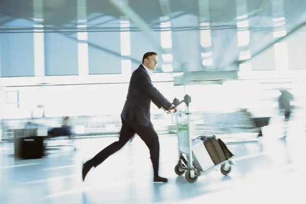 Przystojny Młody Biznesmen Pędzi Terminalu Lotniska — Zdjęcie stockowe