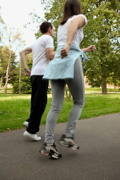 情侣们在公园里慢跑 — 图库照片