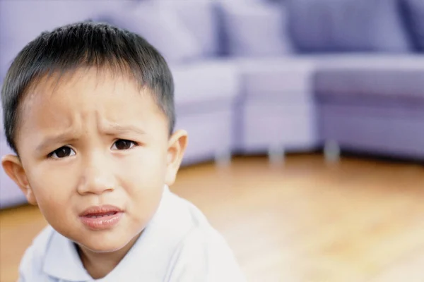 Jongen Kijkt Bezorgd Thuis — Stockfoto