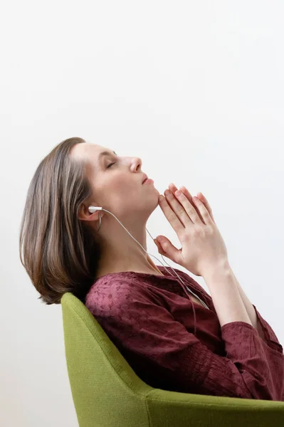 Mujer Serena Escuchando Música — Foto de Stock