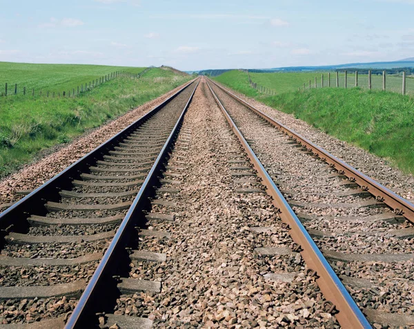 Железнодорожный Путь Через Сельскую Местность — стоковое фото