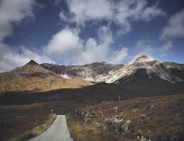 Estrada Única Através Cordilheira Highland Escócia — Fotografia de Stock