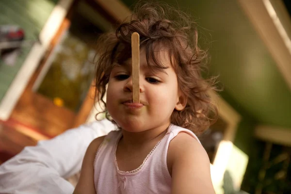 Buzlu Lolipopu Ağzına Sokan Genç Kız — Stok fotoğraf